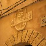 La chiesa �nuova�, seicentesca, appartenne per alcuni decenni alla famiglia Cal�-Carducci. Ancora oggi, sopra un portoncino collocato di fronte alla cappella, padroneggia lo stemma della nobile famiglia barese raffigurante un leone rampante che cerca di arrampicarsi su un albero (Foto di Katia Moro)